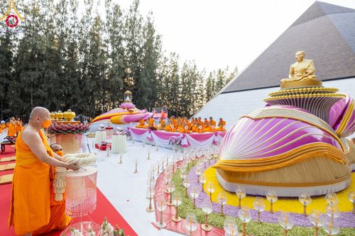 ภาพ No.107089:พิธีจุดประทีปถวายเป็นพุทธบูชา และบูชาธรรมมหาปูชนียาจารย์ ในโครงการธรรมยาตรากตัญญูบูชา มหาปูชนียาจารย์ พระมงคลเทพมุนี(สด จนฺทสโร) พระผู้ปราบมาร  อนุสรณ์สถาน 7 แห่ง ปีที่ 12  วันที่ 6 มกราคม พ.ศ. 2567 ณ อนุสรณ์สถานมหาวิหารพระมงคลเทพมุนี อ.สองพี่น้อง จ.สุพร