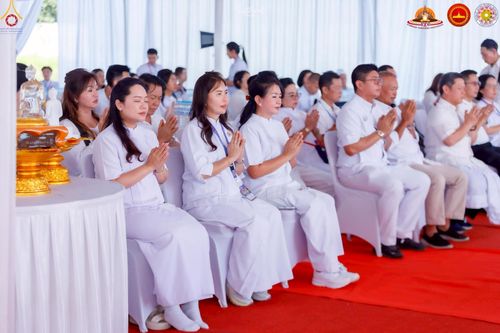 ภาพ No.224450:วันจันทร์ที่ 12 พฤษภาคม พ.ศ. 2568  ชาวพุทธในอินโดนีเซีย ร่วมฉลองวิสาขบูชาจุดประทีปกว่า 200,000 ดวง ณ พระมหาเจดีย์บรมพุทโธ  เจริญพุทธมนต์ถวาย “พระวชิรเกล้าเจ้าอยู่หัว”