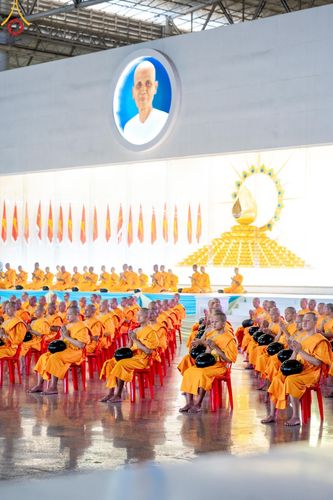 ภาพ No.167464:พิธีตักบาตรและพิธีบูชาข้าวพระ ในวันอาทิตย์ที่ 3 พฤศจิกายน พ.ศ. 2567 ณ วัดพระธรรมกาย