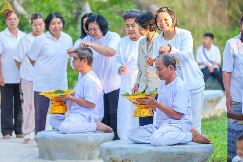 ภาพ No.180354:พิธีตัดปอยผม ปลงผม นาคธรรมทายาท ในโครงการบรรพชาอุปสมบทหมู่ บูชาธรรมมหาปูชนียาจารย์ 2567  วันที่ 4 ธันวาคม พ.ศ. 2567 ณ ศูนย์ปฏิบัติธรรมแก้วภูเรือ จ.เลย