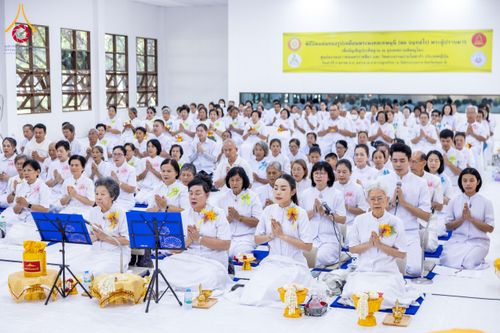 ภาพ No.160773:พิธีเจริญพระพุทธมนต์ และปิดแผ่นทองรูปเหมือน พระเดชพระคุณพระมงคลเทพมุนี (สด จนฺทสโร) พระผู้ปราบมาร จำนวน 3 องค์ วันเสาร์ที่ 5 ตุลาคม พ.ศ. 2567 ณ อาคารปลูกศรัทธา 2 (ชานชลาเดิม) วัดพระธรรมกาย อ.คลองหลวง จ.ปทุมธานี