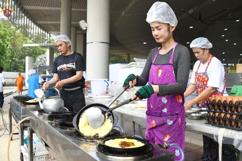 ภาพ No.169739:พิธีถวายภัตตาหารเมนูสวรรค์ "เพื่อการบรรลุธรรม" เนื่องในวันลอยกระทง (ขึ้น 15 ค่ำ เดือน 12) วันศุกร์ที่ 15 พฤศจิกายน พ.ศ. 2567 ณ หอฉันคุณยายอาจารย์ฯ วัดพระธรรมกาย