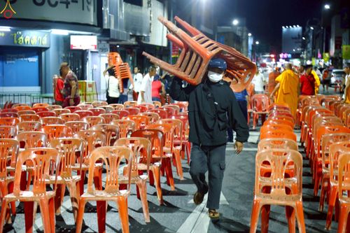 ภาพ No.237311:วันที่ 9-10 สิงหาคม พ.ศ. 2568 การเตรียมงาน เก็บงาน ของเจ้าหน้าที่ทุกสถานะ ในงานมหาสังฆทาน ตักบาตรพระ 10,000 รูป ใจกลางเมืองหาดใหญ่ จ.สงขลา