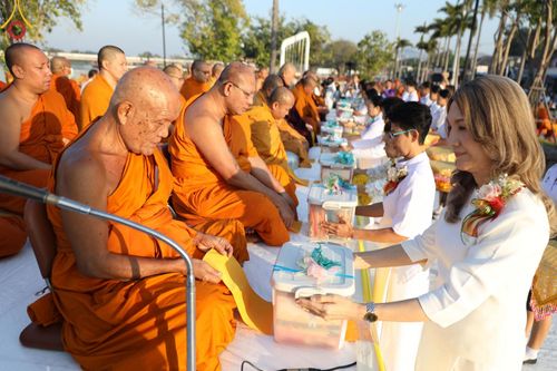 ภาพ No.184693:พิธีตักบาตรพระ 10,000 รูป ครั้งที่ 3 เนื่องในโอกาส 193 ปี จังหวัดกาญจนบุรี อุทิศส่วนกุศลให้แด่บรรพชน และเพื่อช่วยเหลือผู้ประสบภัยพิบัติต่างๆ วันเสาร์ที่ 21 ธันวาคม พ.ศ. 2567