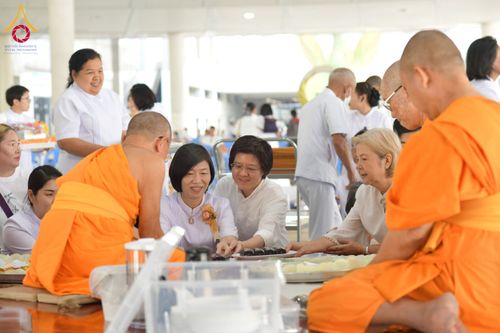 ภาพ No.198034:พิธีถวายภัตตาหารแด่พระภิกษุ สามเณร  บูชาธรรมคุณยายอาจารย์มหารัตนอุบาสิกาจันทร์ ขนนกยูง เนื่องในวาระวันคล้ายวันเกิดครบ 116 ปี วันอาทิตย์ที่ 19 มกราคม พ.ศ. 2568 ณ หอฉันคุณยายอาจารย์ฯ วัดพระธรรมกาย