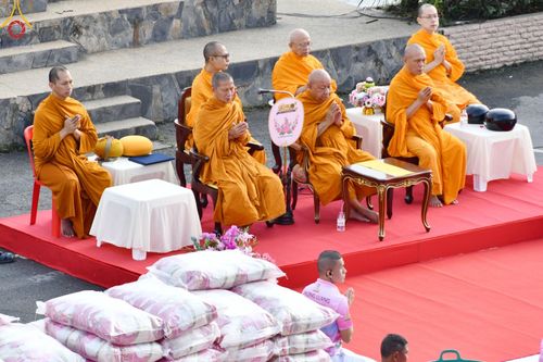ภาพ No.150773:พิธีเจริญพระพุทธมนต์ และทำบุญตักบาตรแด่คณะสงฆ์ จำนวน 121 รูป เนื่องในโอกาสฉลองครบรอบ 120 ปี อำเภอคลองหลวง จังหวัดปทุมธานี เพื่อถวายเป็นพุทธบูชา ช่วยเหลือผู้ประสบความเดือดร้อนจากอุทกภัย และคณะสงฆ์ 323 วัด 4 จังหวัดชายแดนภาคใต้ วันเสาร์ที่ 31 สิงหาคม พ.ศ. 
