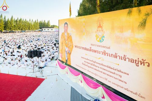 ภาพ No.192617:พิธีจุดประทีปถวายเป็นพุทธบูชา และบูชาธรรมมหาปูชนียาจารย์ ณ อนุสรณ์สถานคลองบางนางแท่น อ.สามพราน จ.นครปฐม ในโครงการธรรมยาตรา กตัญญูบูชา มหาปูชนียาจารย์ พระมงคลเทพมุนี(สด จนฺทสโร) พระผู้ปราบมาร อนุสรณ์สถาน 7 แห่ง ปีที่ 13 วันที่ 10 มกราคม พ.ศ. 2568