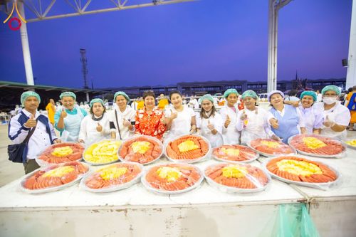 ภาพ No.203168:พิธีถวายภัตตาหารเป็นสังฆทาน แด่พระธรรมยาตรา ณ วัดพระธรรมกาย ตำบลคลองสาม อำเภอคลองหลวง จังหวัดปทุมธานี ในโครงการธรรมยาตรา กตัญญูบูชา มหาปูชนียาจารย์ พระมงคลเทพมุนี(สด จนฺทสโร) พระผู้ปราบมาร อนุสรณ์สถาน 7 แห่ง ปีที่ 13 วันที่ 29 มกราคม พ.ศ. 2568