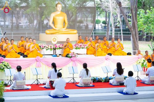ภาพ No.61230:พิธีตักบาตรฉลองพระใหม่ รุ่นบูชาธรรมโครงการ 1-2 โครงการบรรพชาอุปสมบทหมู่ธรรมทายาท บูชาธรรมหลวงพ่อธัมมชโย 80 ปี ณ โถงช้างสำนักงานใหญ่ วัดพระธรรมกาย วันที่ 20 เมษายน พ.ศ. 2567