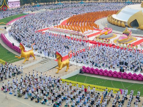 ภาพ No.200579:พิธีจุดประทีปถวายเป็นพุทธบูชา และบูชาธรรมมหาปูชนียาจารย์ ณ อนุสรณ์สถานบางปลา วัดบางปลา อำเภอบางเลน จังหวัดนครปฐม ในโครงการธรรมยาตรา กตัญญูบูชา มหาปูชนียาจารย์ พระมงคลเทพมุนี(สด จนฺทสโร) พระผู้ปราบมาร อนุสรณ์สถาน 7 แห่ง ปีที่ 13 วันที่ 23 มกราคม พ.ศ. 2568