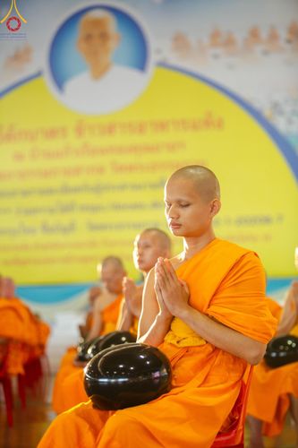 ภาพ No.177548:พิธีตักบาตรและพิธีบูชาข้าวพระ ในวันอาทิตย์ต้นเดือนที่ 1 ธันวาคม พ.ศ. 2567 ณ สภาธรรมกายสากล วัดพระธรรมกาย