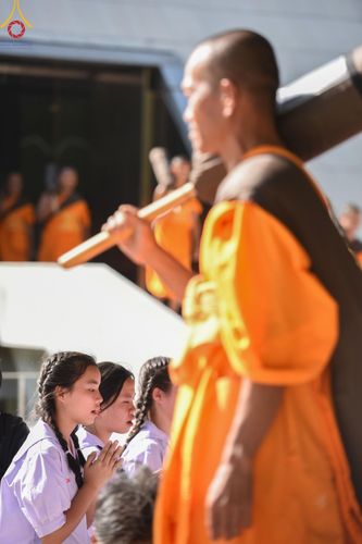 ภาพ No.193230:พิธีต้อนรับพระธรรมยาตรา ณ อนุสรณ์สถาน สถานที่เกิดในเพศสมณะ วัดสองพี่น้อง อำเภอสองพี่น้อง จังหวัดสุพรรณบุรี ในโครงการธรรมยาตรา กตัญญูบูชา มหาปูชนียาจารย์ พระมงคลเทพมุนี(สด จนฺทสโร) พระผู้ปราบมาร อนุสรณ์สถาน 7 แห่ง ปีที่ 13 วันที่ 11 มกราคม พ.ศ. 2568
