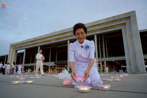 ภาพ No.240951:วันพุธที่ 27 สิงหาคม พ.ศ. 2568 พิธีจุดประทีป ในวันธรรมชัย ณ วัดพระธรรมกาย