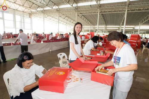 ภาพ No.212229:วันพุธที่ 19 มีนาคม พ.ศ. 2568 การบรรจุไทยธรรมลงกล่องสำเร็จ 43,500 กล่อง เพื่อถวายแด่พระสังฆาธิการ 40,000 กว่าวัดทั่วไทย ในวันคุ้มครองโลก 22 เมษายน พ.ศ. 2568 ณ บ้านแก้วเรือนทองคุณยายฯ วัดพระธรรมกาย