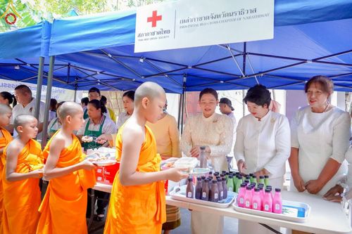 ภาพ No.218156:วันอาทิตย์ที่ 6 เมษายน พ.ศ. 2568 ว่าที่ร้อยตรี ตระกูล โทธรรม ผู้ว่าราชการจังหวัดนราธิวาส เหล่ากาชาดจังหวัดนราธิวาส และเจ้าหน้าที่ข้าราชการทุกภาคส่วน ร่วมถวายภัตตาหารแด่คณะสงฆ์และสามเณรภาคฤดูร้อน ณ ที่พักสงฆ์บ้านร่มเย็น ศูนย์อบรมเยาวชนเมืองนราธิวาส