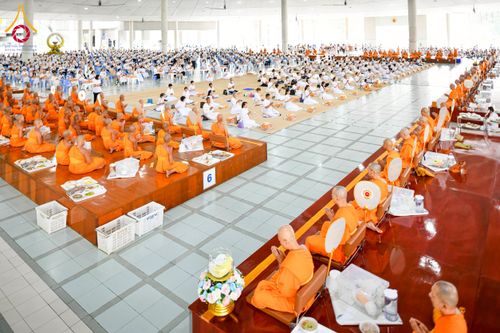 ภาพ No.226500:วันที่ 26 พฤษภาคม พ.ศ. 2568 พิธีบุพเปตพลี ครั้งที่ 164 ร่วมอุทิศบุญแด่หมู่ญาติที่ล่วงลับไปแล้ว และสืบทอดอายุพระพุทธศาสนา ณ หอฉันคุณยายอาจารย์ฯ วัดพระธรรมกาย