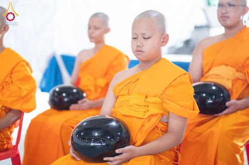 ภาพ No.145632:พิธีตักบาตรโครงการบรรพชาสามเณร โรงเรียนนานาชาติ รุ่นที่ 13 ณ มหารัตนวิหารคด 9 วัดพระธรรมกาย วันเสาร์ที่ 20 กรกฎาคม พ.ศ. 2567