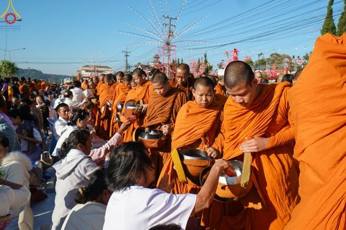 ภาพ No.187121:พิธีตักบาตรพระ ๕๐๐ รูป "สร้างบุญใหญ่ ส่งท้ายปีเก่า ต้อนรับปีใหม่ ๒๕๖๘" วันเสาร์ที่ ๒๘ ธันวาคม พ.ศ. ๒๕๖๗ ณ ถนนหน้าที่ว่าการอำเภอภูเรือ จังหวัดเลย