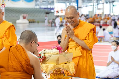 ภาพ No.85335:พิธีถวายมหาสังฆทานคณะสงฆ์ 2000 กว่าวัดทั่วประเทศปีที่ 23, พิธีถวายไทยธรรมคณะสงฆ์ 323 วัด 4 จังหวัดชายแดนภาคใต้, พิธีมอบปัจจัยช่วยเหลือครู 4 จังหวัดชายแดนภาคใต้ ณ สภาธรรมกายสากล วัดพระธรรมกาย ในวันสมาธิโลก อาทิตย์ที่ 6 สิงหาคม พ.ศ. 2566