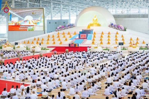 ภาพ No.258100:วันอาทิตย์ที่ 5 ตุลาคม พ.ศ. 2568 พิธีบูชาข้าวพระ ณ สภาธรรมกายสากล วัดพระธรรมกาย