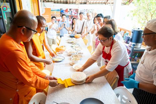 ภาพ No.140307:Photo Story มหัศจรรย์วัดดงดินแดง  EP.8  ภาพการเตรียมงาน การปฎิบัติงาน ของเหล่าผู้ทุ่มเทและเสียสละ เพื่อความสำเร็จของความมหัศจรรย์ ณ วัดดงดินแดง ต.ม่อนจอง อ.อมก๋อย จ.เชียงใหม่ วันที่ 1-7 เมษายน พ.ศ. 2567