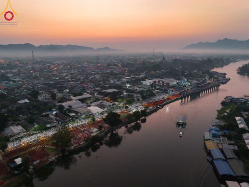 ภาพ No.101791:ตักบาตรพระ 10,000 รูป เติมบุญให้แผ่นดิน เนื่องในโอกาส 192 ปี จังหวัดกาญจนบุรี หนึ่งในโครงการตักบาตรพระ 2,000,000 รูป  77 จังหวัดทุกวัดทั่วไทย วันจันทร์ที่ 11 ธันวาคม พ.ศ. 2566 บริเวณถนนสองแคว (SKY WALK) เมืองกาญจนบุรี