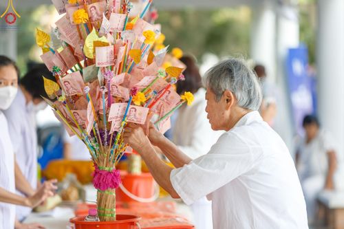 ภาพ No.189545:พิธีทอดผ้าป่าทำนุบำรุงศาสนสถาน ในโครงการธรรมยาตรา กตัญญูบูชา มหาปูชนียาจารย์ พระมงคลเทพมุนี(สด จนฺทสโร) พระผู้ปราบมาร อนุสรณ์สถาน 7 แห่ง ปีที่ 13 ณ วัดสองพี่น้อง ต.ต้นตาล อ.สองพี่น้อง จ.สุพรรณบุรี วันที่ 5 มกราคม พ.ศ. 2568