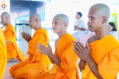 ภาพ No.186429:พิธีตัดปอย ปลงผม เวียนประทักษิณ  มอบบาตรผ้าไตร ขอขมาผู้ปกครอง และพิธีบรรพชาอุปสมบท  โครงการอุปสมบทหมู่บูชาธรรมมหาปูชนียาจารย์  ประจำปี 2567 ณ ศูนย์ปฏิบัติธรรมภาคใต้และวัดคงคาเลียบ อ.บางกล่ำ จ.สงขลา วันอาทิตย์ที่ 8 ธันวาคม พ.ศ. 2567