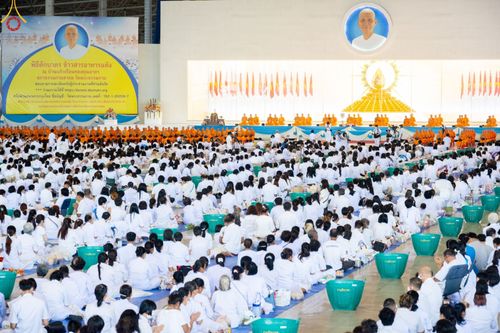 ภาพ No.89421:พิธีตักบาตร ข้าวสารอาหารแห้ง พิธีบูชาข้าวพระ และพิธีจุดเทียนใจ ไฟนิรันดร์  อนันตชัย ณ สภาธรรมกายสากล วัดพระธรรมกาย วันอาทิตย์ที่ 1 ตุลาคม พ.ศ. 2566