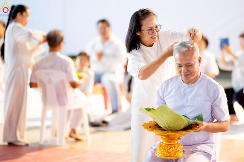 ภาพ No.242929:วันที่ 31 สิงหาคม พ.ศ. 2568 พิธีตัดปอยผมและปลงผม โครงการอุปสมบทหมู่บูชาธรรม ครบรอบ 108 ปี วันครูผู้ค้นพบวิชชาธรรมกาย ณ วัดพระธรรมกาย