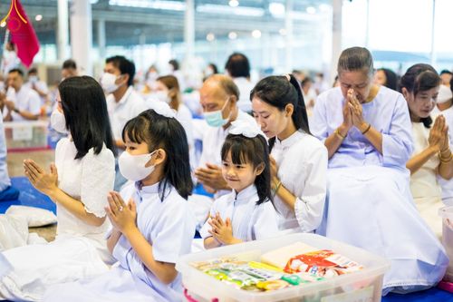 ภาพ No.122991:พิธีตักบาตร และพิธีบูชาข้าวพระ ในวันอาทิตย์ต้นเดือนที่ 4 กุมภาพันธ์ พ.ศ. 2567 ณ วัดพระธรรมกาย จ.ปทุมธานี