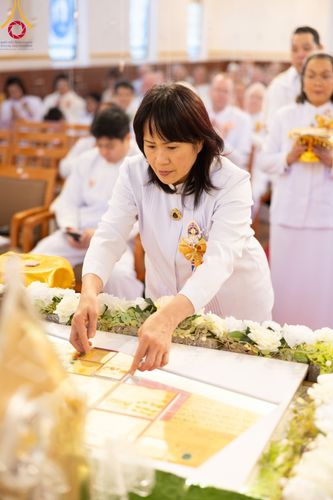 ภาพ No.96399:พิธีทอดกฐินราชันปฐพี ราชินีที่ดิน เพื่อซื้อที่ดินหลังโบสถ์ ฉลองครบรอบ 10 ปีสถาปนาโบสถ์วัดพุทธ วันอาทิตย์ที่ 19 พฤศจิกายน พ.ศ. 2566 ณ วัดพระธรรมกายนิวคาสเซิล ประเทศอังกฤษ