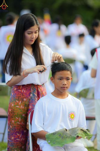 ภาพ No.102737:พิธีตัดปอยผม และปลงผมธรรมทายาท ชาวอินโดนีเซียกว่า 1,000 คน ณ มหาเจดีย์บุโรพุทโธ ประเทศอินโดนีเซีย อบรมระหว่างวันที่ 16-28 ธันวาคม พ.ศ. 2566