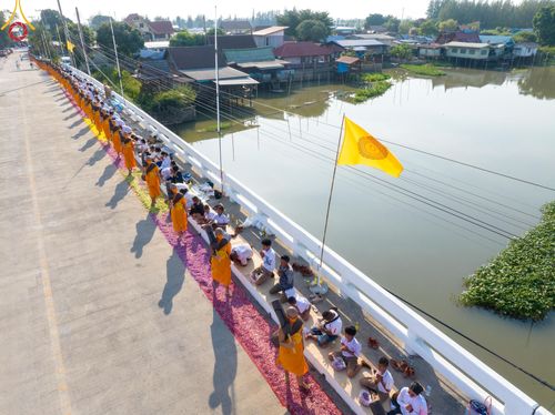 ภาพ No.110364:พิธีต้อนรับพระธรรมยาตรา ในโครงการธรรมยาตรากตัญญูบูชา มหาปูชนียาจารย์ พระมงคลเทพมุนี(สด จนฺทสโร) พระผู้ปราบมาร อนุสรณ์สถาน 7 แห่ง ปีที่ 12 วันที่ 11 มกราคม พ.ศ. 2567 ณ อนุสรณ์สถานลำดับที่ 3 สถานที่เกิดใหม่ในเพศสมณะ วัดสองพี่น้อง จ.สุพรรณบุรี