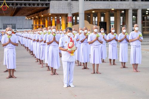 ภาพ No.101395:พิธีเวียนประทักษิณ, พิธีวันทาเจดีย์, พิธีขอขมาและมอบผ้าไตร ในโครงการอุปสมบทหมู่ รุ่นบูชาธรรมมหาปูชนียาจารย์ ณ วัดพระธรรมกาย ในวันที่ 9 ธันวาคม พ.ศ. 2566