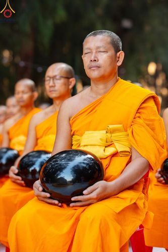 ภาพ No.190194:พิธีตักบาตรพระธรรมยาตรา ณ อนุสรณ์สถานลำดับที่ 1 สถานที่เกิดด้วยรูปกายเนื้อ อนุสรณ์สถานมหาวิหารพระมงคลเทพมุนี (โลตัสแลนด์) อ.สองพี่น้อง จ.สุพรรณบุรี ในโครงการธรรมยาตรา กตัญญูบูชา มหาปูชนียาจารย์ พระมงคลเทพมุนี(สด จนฺทสโร) พระผู้ปราบมาร อนุสรณ์สถาน 7 แห่ง 