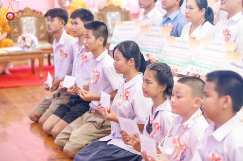 ภาพ No.197328:พิธีเจริญพระพุทธมนต์ ปฏิบัติธรรม มอบทุนการศึกษา ถวายสังฆทาน 108 วัด เพื่อถวายเป็นพุทธบูชา และขับเคลื่อนโครงการหมู่บ้านรักษาศีล 5 โดยคณะสงฆ์จังหวัดนนทบุรี คณะศิษยานุศิษย์วัดพระธรรมกาย โครงการธรรมยาตรา ปีที่ 13 ณ วัดตะเคียน อ.บางกรวย จ.นนทบุรี