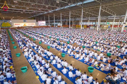 ภาพ No.133794:พิธีตักบาตร ข้าวสารอาหารแห้ง ณ บ้านแก้วเรือนทองคุณยายฯ สภาธรรมกายสากล วัดพระธรรมกาย วันอาทิตย์ต้นเดือนที่ 7 เมษายน พ.ศ. 2567