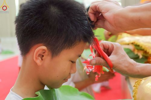 ภาพ No.216159:วันเสาร์ที่ 5 เมษายน พ.ศ. 2568 พิธีตัดปอยผม พิธีขอขมาผู้ปกครอง พิธีขอขมามอบผ้าไตร พิธีบรรพชา พิธีถวายบาตรสามเณร ณ ศูนย์ปฏิบัติธรรมและศูนย์อบรมเยาวชนเพชรบุรี ต.ท่าแลง อ.ท่ายาง จ.เพชรบุรี