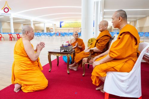 ภาพ No.208757:พระบาทสมเด็จพระเจ้าอยู่หัวทรงพระกรุณาโปรดเกล้าฯ พระราชทานภัตตาหารพระราชทาน แด่พระภิกษุ สามเณร ในการสอบบาลีสนามหลวง ณ วัดพระธรรมกาย วันที่ 22 กุมภาพันธ์ พ.ศ. 2568 ณ วัดพระธรรมกาย อำเภอคลองหลวง จังหวัดปทุมธานี