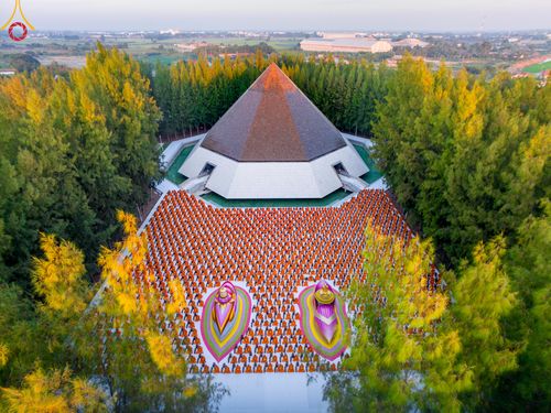 ภาพ No.106246:พระธรรมยาตราร่วมปฏิบัติธรรม และถ่ายภาพหมู่ประวัติศาสตร์ ในโครงการธรรมยาตรากตัญญูบูชา มหาปูชนียาจารย์ พระมงคลเทพมุนี(สด จนฺทสโร) พระผู้ปราบมาร  อนุสรณ์สถาน 7 แห่ง ปีที่ 12  วันที่ 4 มกราคม พ.ศ. 2567  ณ อนุสรณ์สถานมหาวิหารพระมงคลเทพมุนี จ.สุพรรณบุรี