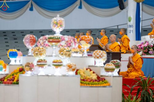 ภาพ No.105451:พิธีปฏิบัติธรรมและพิธีบูชาข้าวพระ ในวันจันทร์ที่ 1 มกราคม พ.ศ. 2567 ณ สภาธรรมกายสากล วัดพระธรรมกาย