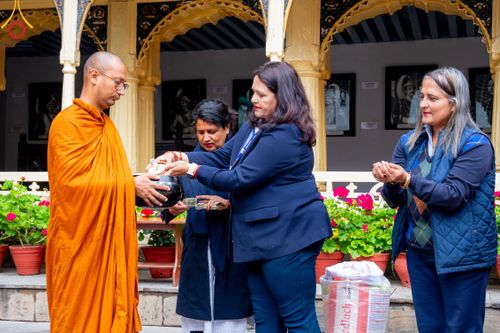 ภาพ No.317196:วันจันทร์ที่ 30 มีนาคม พ.ศ.2569 จาริกบิณฑบาตสยมภูนาทสู่พระราชวังหนุมานโดกา ประเทศเนปาล