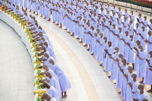 ภาพ No.101469:พิธีเวียนประทักษิณ, พิธีวันทาเจดีย์, พิธีขอขมาและมอบผ้าไตร ในโครงการอุปสมบทหมู่ รุ่นบูชาธรรมมหาปูชนียาจารย์ ณ วัดพระธรรมกาย ในวันที่ 9 ธันวาคม พ.ศ. 2566