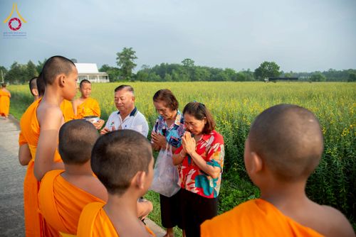 ภาพ No.217983:วันศุกร์ที่ 11 เมษายน พ.ศ. 2568 พระและสามเณร 99 รูป จากศูนย์ปฏิบัติธรรมระยอง(บ้านช่องลม) บิณฑบาต ณ ทุ่งปอเทือง ต.บางบุตร อ.บ้านค่าย จ.ระยอง เพื่อเป็นการฝึกสามเณรภาคฤดูร้อน ผ่านกิจวัตรบิณฑบาตในพื้นที่ชุมชน