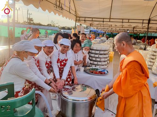 ภาพ No.195926:พิธีถวายภัตตาหารเป็นสังฆทาน แด่พระธรรมยาตรา ณ วัดโบสถ์(บน) ตำบลบางคูเวียง อำเภอบางกรวย จังหวัดนนทบุรี ในโครงการธรรมยาตรา กตัญญูบูชา มหาปูชนียาจารย์ พระมงคลเทพมุนี(สด จนฺทสโร) พระผู้ปราบมาร อนุสรณ์สถาน 7 แห่ง ปีที่ 13 วันที่ 16 มกราคม พ.ศ. 2568