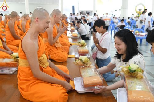 ภาพ No.162179:พิธีถวายภัตตาหารเมนูสวรรค์ เนื่องในวันออกพรรษา (ขึ้น 15 ค่ำ เดือน 11) วันพฤหัสบดีที่ 17 ตุลาคม พ.ศ. 2567 ณ หอฉันคุณยายอาจารย์ฯ วัดพระธรรมกาย