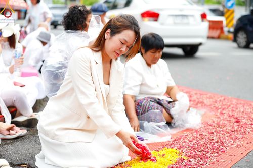 ภาพ No.128244:พิธีอัญเชิญพระบรมสารีริกธาตุ " ใจกลางเมืองนครหาดใหญ่ " เพื่อประดิษฐาน ณ มหารัตนเจดีย์สิริปทุมสวรรค์ (เจดีย์อริยพุทธะ 5 พระองค์) ศูนย์ปฏิบัติธรรมภาคใต้ อ.บางกล่ำ จ.สงขลา  วันที่ 9 มีนาคม พ.ศ.2567 (ชุดที่ 1)