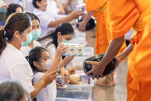 ภาพ No.158976:พิธีตักบาตร ในวันอาทิตย์ต้นเดือน วันที่ 6 ตุลาคม พ.ศ. 2567 ณ สภาธรรมกายสากล วัดพระธรรมกาย