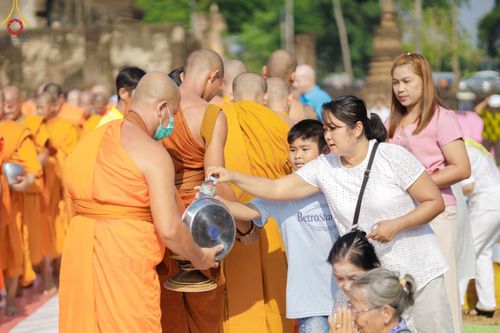 ภาพ No.58739:พิธีตักบาตรพระ ๑,๐๐๐ รูป สมโภชครบรอบ ๘๐๐ ปี พระบรมธาตุเมืองเชลียง ณ วัดพระศรีรัตนมหาธาตุ ราชวรวิหาร  (วัดพระปรางค์) ต.ศรีสัชนาลัย  อ.ศรีสัชนาลัย จ.สุโขทัย วันพฤหัสบดีที่ ๒๕ เมษายน พ.ศ. ๒๕๖๗